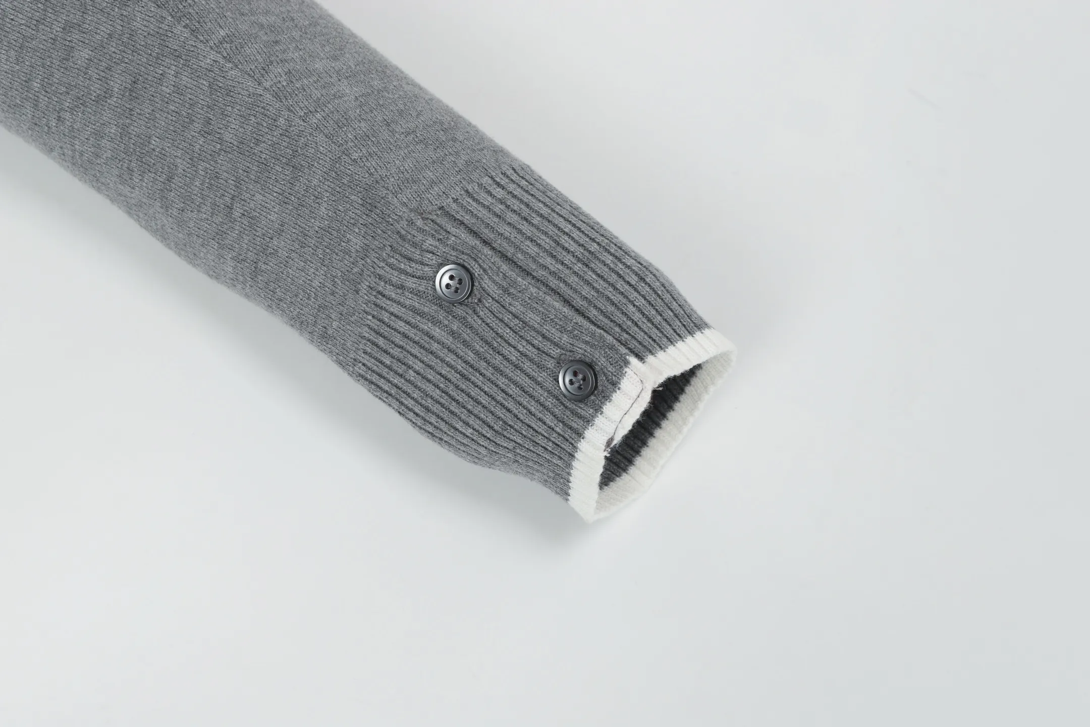 THOM BROWNE · 4 V ：Blue White Size：S M L Thom Browne 1965 ， 1997 。 Giorgio Armani ， Club Monaco ， 。Browne ， 、 。 ， 。 Thom Browne Classic ， 、 Classic。